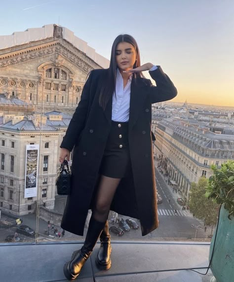 Women Black Coat Outfit, Barcelona In Winter Outfit, Black Coat Outfit Casual, Shein Holiday Outfits, Ootd Frio, Barcelona Outfits, Black Coat Outfit, Inspi Outfit, Ootd Chic