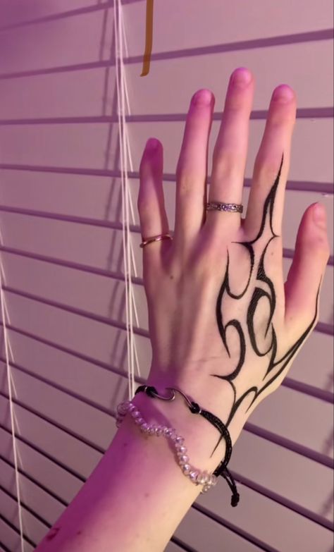 @lkdraws1 on TikTok Pen Drawings On Arm, Pen Tattoo Ideas Doodles On Hand Easy, Pen Hand Tattoo, Ink Tattoo Design, Pencil Tattoo, Red Tattoo Ideas, Red Ink Tattoo, Tato Henna, Hand And Finger Tattoos