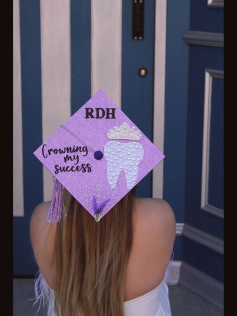 2023 dental hygiene graduation cap idea Dental Hygiene School Graduation Caps, Dental Assistant Graduation Cap Ideas, Dental Hygiene Cap Decoration, Dentistry Graduation Cap, Rdh Cap Decoration, Dental Hygienist Graduation Cap, Dental Cap Decoration, Dental Assistant Photoshoot Ideas, Dental Hygiene Graduation Party Ideas