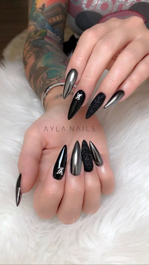 Black And Silver Goth Nails, Black And Silver Metallic Nails, Chrome Goth Nails, Black Silver Chrome Nails, Goth Chrome Nails, Chrome Sparkle Nails, Black Shiny Nails, Black Silver Nails, Black Chrome Nails