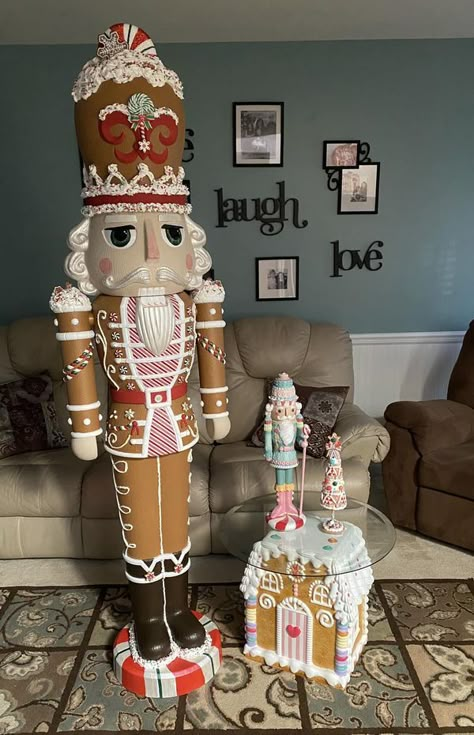 Gingerbread Man Crafts Decoration, Nutcracker Christmas Decorations Diy, Gingerbread Ideas Decoration, Gingerbread Nutcracker Diy, Nutcracker Painting Ideas, Gingerbread Themed Christmas Decor, Craft Christmas Ideas, Nutcracker Painting, Nutcracker Gingerbread