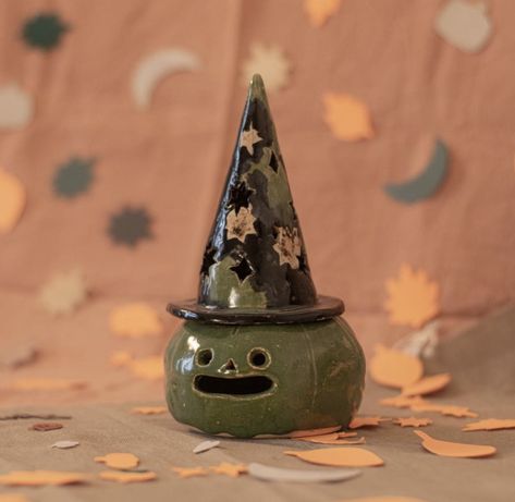 Hand Built Pottery Halloween, Over The Garden Wall Ceramic, Autumn Pottery Ideas, Ceramic Ideas Cute, Goth Clay Ideas, Air Dry Clay Halloween Ideas, Halloween Pottery Ideas, Halloween Clay Crafts, Ceramics Halloween