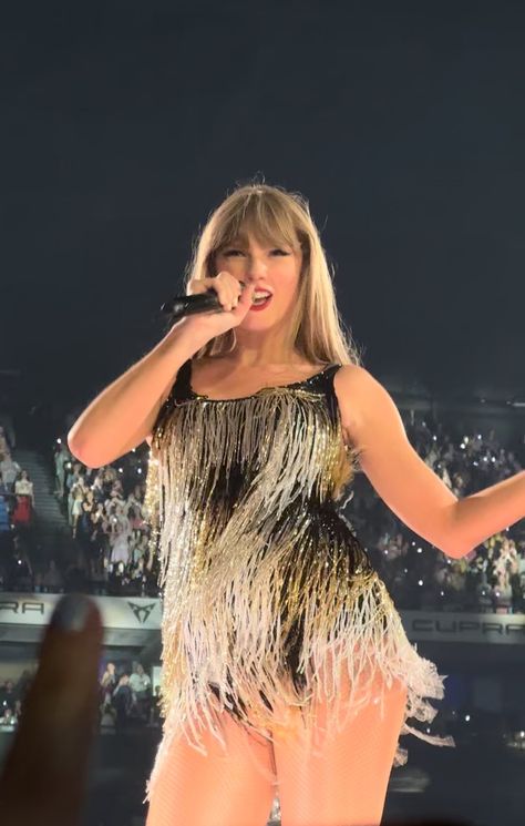 Fearless Album, Taylor Swift Speak Now, Swift Tour, Taylor Swift Fearless, Taylor Swift Cute, Taylor Swift Red, Taylor Swift Outfits, Taylor Swift Videos, Taylor Swift 1989