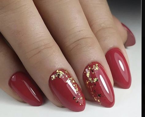 Red And Gold Swirl Nails, Christmas Red And Gold Nails, Red Gold Nail Art, Red Acrylic Nails Christmas, Red And Gold Almond Nails, Maroon Gold Nails, Red And Gold Nails Christmas, Nail Art Red And Gold, Red And Golden Nails