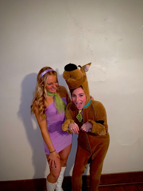 Scoot Doo Halloween Costume, Daphne And Scooby Costume, Modern Daphne Costume, Daphne Costume Scooby Doo, Daphne Scooby Doo Halloween Costume, Daphne Scooby Doo Inspired Outfit, Scoby Doby Doo Halloween Costumes, Disfraz Dafne Scooby Doo, Scooby Doo Characters Costumes