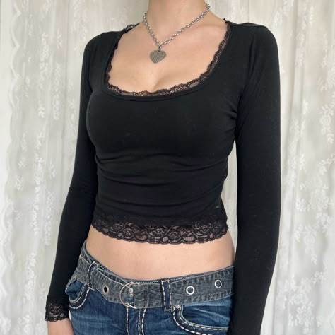 Dainty Black Hollister Vampire Girlfriend Cropped Long Sleeve With Lace Trim #y2k #y2kfashion #2000s #2000sfashion #bellaswan #twilight #vampiregirlfriend fall2023fashiontrends #falloutfits #fallaesthetic Grunge Shirt, Y2k Long Sleeve, Lace Trim Shorts, Slim Fit Top, Y2k Clothes, Elegant Blouses, Top Streetwear, Basic Long Sleeve, Cropped Tops