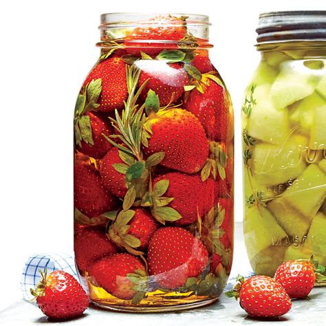 Pickled Strawberries, Pickled Peaches, Pickled Fruit, Canned Pickles, Pickled Foods, Food Canning, Charcuterie Ideas, Baking Skills, Canning Ideas