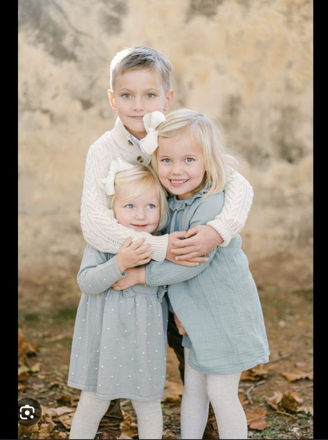 Sibling Newborn Pictures 3 Kids, Sibling Newborn Pictures, Professional Family Photos, Brother Sister Photos, Sibling Pictures, Sibling Poses, Outdoor Family Photography, Fall Family Photo Outfits, Sibling Photos