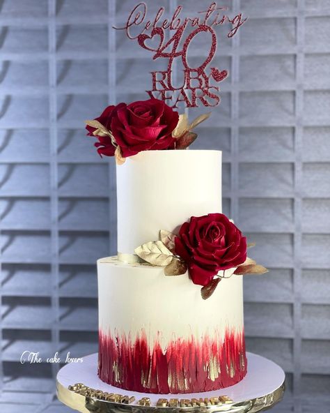 The Cake Lovers - Such a clean buttercream cake 😍 #cake... Engagement 2 Tier Cake Designs, Henna Party Cake Designs, 2 Tier Anniversary Cake, Jewellery Cake, 40th Wedding Anniversary Cake, Henna Cake, Ruby Cake, 25 Anniversary Cake, White And Gold Wedding Cake