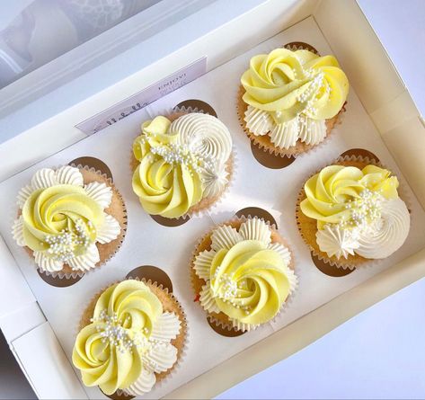 Luxury Cupcakes, Cupcake Branding, Buttercream Piping, Yellow Cupcakes, Cupcake Decorating Tips, Piping Techniques, Elegant Birthday Cakes, Cupcake Cake Designs, Cake Decorating Piping