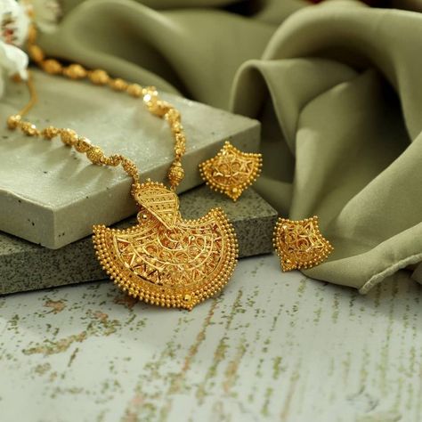 Gold Necklace Set Designs Manubhai Jewellers, Gold Pendent, Gold Jewelry Simple Necklace, Gold Mangalsutra Designs, Gold Necklace Indian Bridal Jewelry, Diamonds Necklace, Gold Necklace Simple, Set Designs, Gold Pendant Jewelry