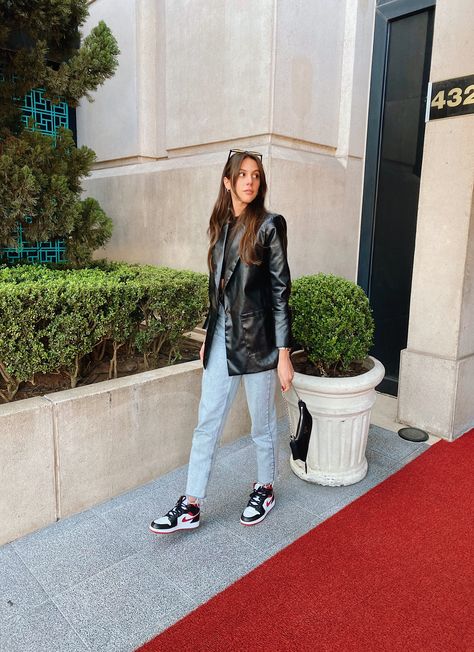 Air Jordans Women Outfit Style Winter, Work Outfits With Dunks, Style Air Jordan 1 Women Outfit, Blazer And Jordans Outfit, Tenis Jordan Mujer Outfit, Air Jordan Women Outfit, Air Jordan 1 Outfit Women Winter, Outfit With Jordan 1 Women, Nike Jordan Air 1 Women Outfit