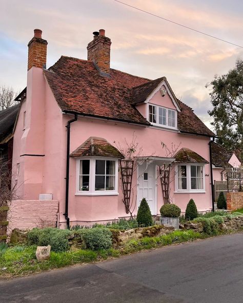 SWIPE ➡️ Good morning! This week's theme for my 'Friday Five' is 'Pastel Pink Cottages' 🌿🏠🩷 My eyes always light up when I discover a pretty cottage, especially when it's the shade of sugar pink mice! There's something heartwarming and a reminder of childhood days, about them and I would have always drawn my fairytale house, as a child, like the one in photo 2 and I would have coloured it pink! I think it's my favourite of this five but photo 3 holds a special place in my heart, as to my del... Pink English Cottage, Pink Cottages, Pastel Cottage, British Village, British Cottage, Pinterest Widget, Cute Cottages, Fairytale House, Pretty Cottage