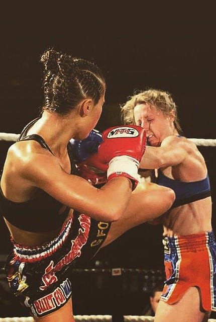 Muay Thai Women, Home Boxing Workout, Muay Thai Fighter, Muay Thai Gym, Thai Box, Boxing Punching Bag, Boxing Classes, Fitness Vision Board, Muay Thai Training