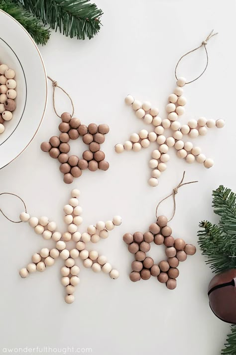 Wood Bead Ornaments, Joululahjat Diy, Wood Beads Diy, Bead Ornaments, Beaded Christmas Ornaments, Christmas Tree Ideas, Boho Christmas, Christmas Ornament Crafts, Beaded Ornaments