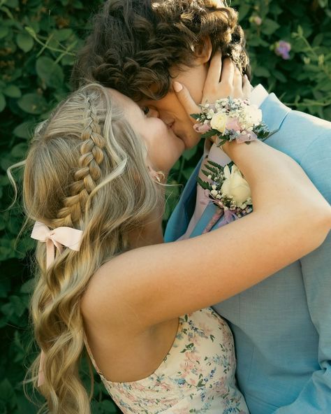 Homecoming Couple Poses, Prom Photoshoot Ideas, Couples Homecoming Pictures, Winter Formal Dance, Homecoming Photoshoot, Hoco Pose, Couple Prom Pictures, Hoco Pictures Ideas, Prom Shoot