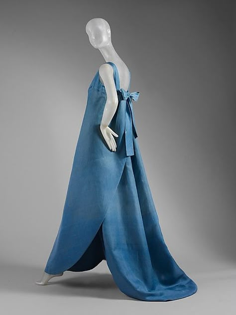 Balenciaga evening dress, ca. 1964 Cristobal Balenciaga, Cristóbal Balenciaga, Fashion 1960s, Costume Institute, Retro Mode, Vintage Gowns, Vintage Couture, Vestidos Vintage, 1960s Fashion