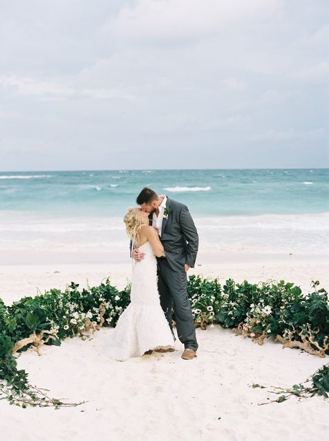 Vanessa Jaimes Floral Design created this beachfront garland, which was made of plants and driftwood. A similar setup would look lovely at your own beachfront bash. Budget Beach Wedding, Diy Beach Wedding, Wedding Atelier, Wedding Ceremony Ideas, Wedding Cake Tops, White Anemone, Wedding Altars, Wedding Beach Ceremony, Beach Wedding Photos