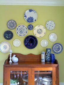 Cheap Invisible Plate Hangers. I HATE these plates, but I love the idea for hanging plates on the wall! Plates On The Wall, Light Up Canvas, Plate Hangers, Plate Wall Decor, Globe Decor, Plate Wall, Plate Decor, Upcycled Home Decor, Hanging Plates