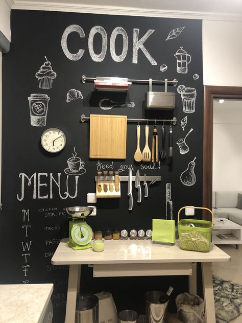 Black Board In Kitchen, Kitchen Blackboard Ideas, Blackboard Kitchen, Kitchen Blackboard, Pan Wall, Kitchen Shelving, Blackboard Wall, Appartment Decor, Kitchen Board