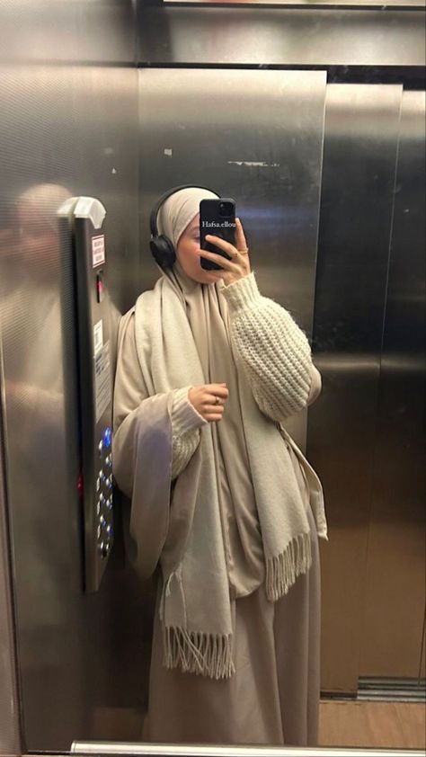 Abaya Fashion Winter, Modest Hijabi Winter Outfits, Khimar Winter Outfit, Masjid Outfit, Abaya Outfit Winter, Abaya In Winter, Hijabi Fall Fashion, Abaya Outfits Aesthetic, Abaya Winter Outfit