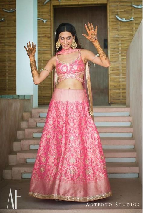 Traditional Banarasi Lehengas Bridesmaids Must Get Their Hands On! | ShaadiSaga Lehnga Outfit, Indian Skirts, Blouses Pattern, Brocade Blouse Designs, Flower Backdrops, Chaniya Choli Designs, Brocade Lehenga, Cross Belt, Lehenga Blouse Designs