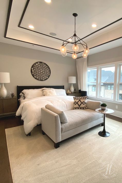 Modern Bedroom High Ceiling, Box Vault Ceiling Bedroom, Bedroom With Recessed Ceiling, Double Tray Ceiling Master Bedrooms, Ideas For Recessed Ceiling, Bedroom Accent Ceiling Ideas, Tray Ceiling Family Room, Tres Ceiling Ideas Bedroom, Indented Ceiling Bedroom