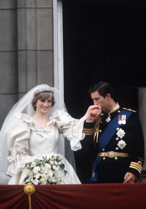 Prince Charles and Princess Diana's Wedding in Photos Prince Charles Wedding, Princess Diana Wedding Dress, St Paul Cathedral, Charles And Diana Wedding, Diana Wedding Dress, Celebrity Wedding Photos, Diana And Charles, Prince Charles And Diana, Princess Diana Wedding