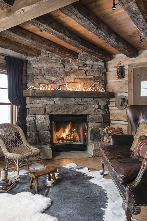 Chalet Modern, Design Camino, Charm Aesthetic, Cabin Fireplace, Cowgirl Magazine, Rustic Fireplaces, Cabin Interiors, Rustic Home Design, Cabin Living