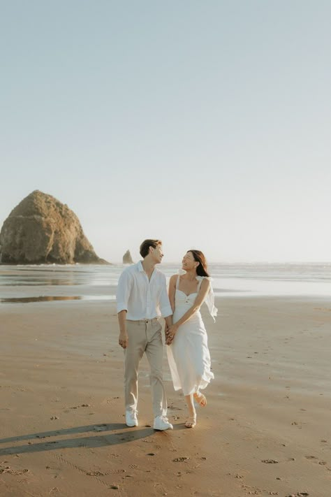 Spring Couples Photoshoot, Pre Wedding Praia, Engagement Photo Shoot Beach, Pre Wedding Photoshoot Beach, Engagement Pictures Beach, Couples Beach Photography, Engagement Photo Dress, Engagement Shoot Outfit, Oregon Beach