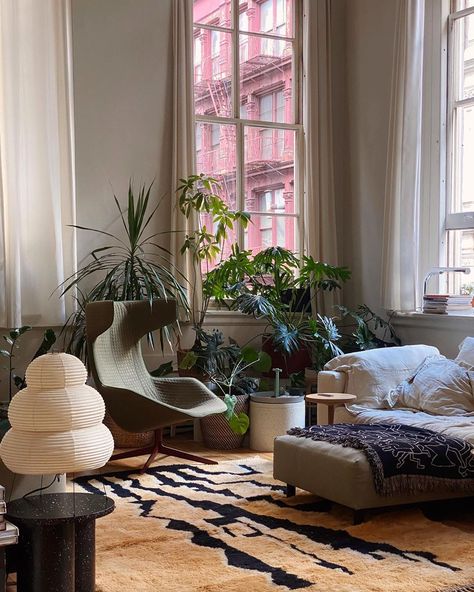 Lots Of Plants, Simple Room, New York Apartment, Aesthetic Rooms, Interior Inspo, House Inspo, House Inspiration, Design Inspo, Room Inspo