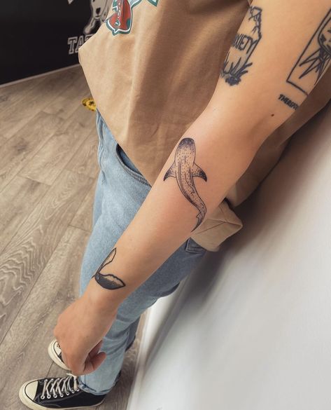 Cute Whale Shark, Shark Tattoo Ideas, Whale Shark Tattoo, Hai Tattoo, Nature Tattoo Ideas, Tattoo Shading, Whale Tattoos, Cute Whale, Nature Tattoo