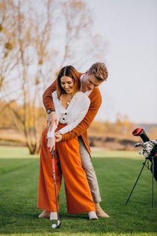 Couple playing golf together Family Golf Pictures, Golf Course Couple Photos, Prewedding Golf Ideas, Golf Course Pre Wedding, Golf Couple Photoshoot, Golf Couple Goals, Mini Golf Photoshoot, Golf Couple Pictures, Golf Prewedding