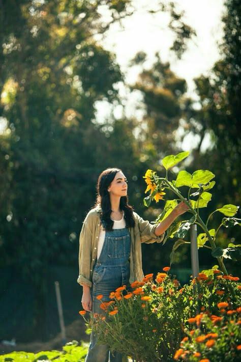 Farm Lifestyle, Starting A Garden, Gardening Outfit, Grade Book, Honey Butter, Foto Art, Plant Mom, Farm Gardens, 인물 사진