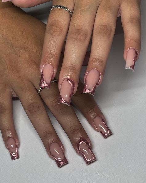 30+ Rose-Gold Nail Ideas to Bring a Touch of Glamour to Your Style Rose Gold Nail Inspo Acrylic, Elegant Rose Gold Nails, Rose Gold Crome Nails, Pink And Gold Acrylic Nails Designs, Rose Gold Acrylic Nail Designs, Rose Gold Nails For Prom, Rose Gold Nails Acrylic Square, Hoco Pink Nails, Rose Gold Chrome French Tip Nails