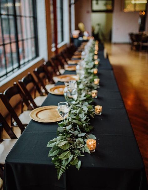 Black, gold and greenery Black Tablecloth Wedding, Black Wedding Table, Black And Gold Party Decorations, Black Tablecloth, Black Gold Wedding, Tafel Decor, Green Table, Wedding Dress Pictures, Wedding Table Decor