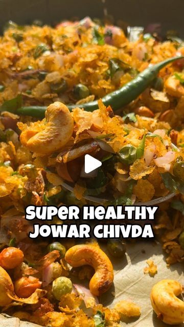 ᴀʀᴊɪᴛᴀ ꜱɪɴɢʜ | Nutritionist on Instagram: "Garlicky Jowar Chivda 🌿super healthy 🌿flavourbomb - it’s addictive and a great healthy snack option♥️ tastes 10x better than poha chivda- try krke dekhlo 😁  INGREDIENTS: serves 2-3 🌿4 garlic cloves 🌿1 tsp jeera 🌿4 tbsp cashews  🌿4 tbsp peanuts 🌿1 cup jowar flakes 🌿1 tbsp mustard oil 🌿15 curry leaves 🌿1 tsp Kashmiri red chilli  🌿1/2 cup green peas  🌿salt to taste 🌿black salt 1 tsp  🌿chaat masala 1 tsp   🌼roast peanuts cashews and jowar flakes on low flame for 5-7 mins each and keep stirring. Add mustard oil, curry leaves, garlic jeera paste, Kashmiri red chilli and then green peas. Let it cook well and then add the peanuts & cashews and finally the flakes. Cook on low flame for another 5-7mins. Add salt, black salt and chaat masala Chivda Recipes, Indian Dry Snacks, Jowar Recipes, Poha Chivda, Flake Recipes, Peanut Snack, Healthy Vegetarian Snacks, Fat Loss Foods, Indian Cooking Recipes