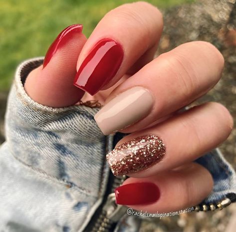 27 Glamorous Red Manicures To Make You Irresistible - 184 Unghie Sfumate, Christmas Gel Nails, Her Nails, Cute Gel Nails, Short Acrylic Nails Designs, Dipped Nails, Xmas Nails, Chic Nails, Fancy Nails