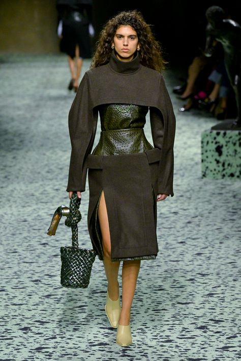 Bottega Veneta Fw22, Ready To Wear Fall 2024, Bottega Veneta Outfits Women, Runway Fashion Women, Bottega Veneta Coat, High Fashion 2024, Bottega Veneta 2024, Bottega Veneta Runway, Bottega Veneta Fashion Show