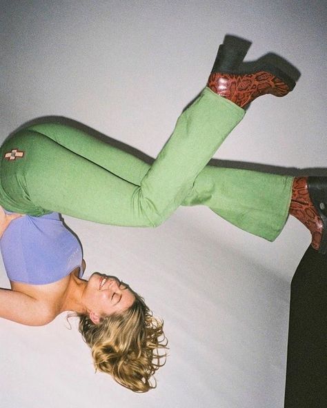 Juergen Teller, Photo Vintage, Green Pants, Mode Inspo, Mode Vintage, Cute Fits, Photography Inspo, Mode Inspiration, Home Fashion