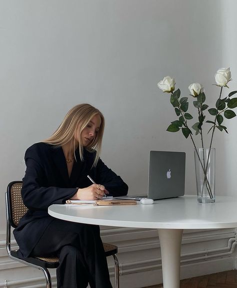 Working Aestethic, Instagram Style Design, Working Women Aesthetic, Women Working In Office, Instagram Ideas Profile, Aesthetic Business Woman, Working Aesthetic, Woman In Office, Work Photoshoot