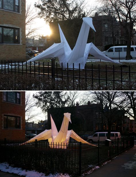 15 Giant Origami Installations That Will Amaze You--Giant Origami Crane by Bananas Projects. Last year, Logan Square welcomed its visitors with a huge 10-foot tall origami crane created out of bed sheets. Giant Origami, Origami Installation, Origami Wedding Invitations, Origami Lights, Origami Cube, Origami Projects, Origami Ball, Origami Artist, Origami Wedding