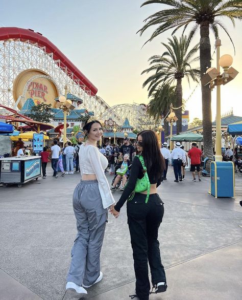 Rollercoaster Outfit Ideas, 6 Flags Outfit Theme Park, Imagica Theme Park Outfits, Funfair Outfit Ideas, Waterpark Outfit, Six Flags Outfit, Disneyland Fits, Theme Park Outfit, Anna Paul