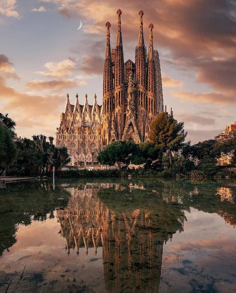 Travel Noire on Instagram: “🇪🇸 Beautiful sunrise at Sagrada Familia in Barcelona.  Fun fact: Today, more than 135 years after the laying of the cornerstone,…” Berlin Palace, Gaudi Architecture, Antonio Gaudí, Travel Noire, Barcelona City, Living Modern, Antoni Gaudi, Destination Voyage, Beautiful Sunrise