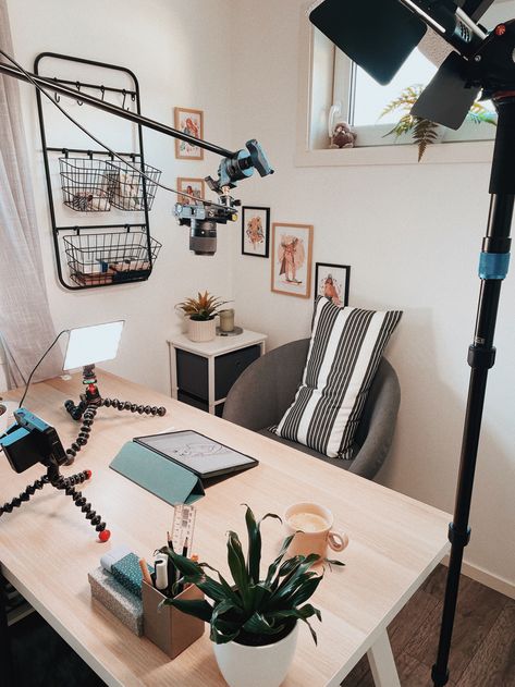 Content Creator Workspace, Youtube Room Setup, Home Youtube Studio Ideas, Photographer Office Ideas, Video Studio Setup, Filming Studio, Photographers Office, Podcast Room, Studio Room Design