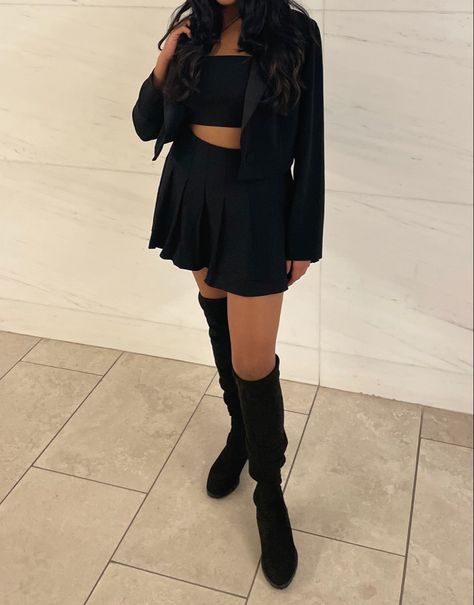 Tennis Skirt Knee High Boots, Tennis Skirt Outfit Formal, Tennis Skirt Club Outfit, Black Sport Skirt Outfit, Tennis Skirt Outfit Fall, Black Tennis Skirt Outfit Street Style, Outfit Ideas Tennis Skirt, Skirt With Knee High Socks, Skirt Outfit Formal