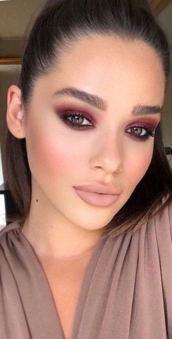 Makeup Inspiration Glam, Burgundy Makeup Look, Burgundy Eye Makeup, Burgundy Makeup, Party Make-up, Peekaboo Highlights, Prom Makeup Looks, Make Up Inspiration, Make Up Videos