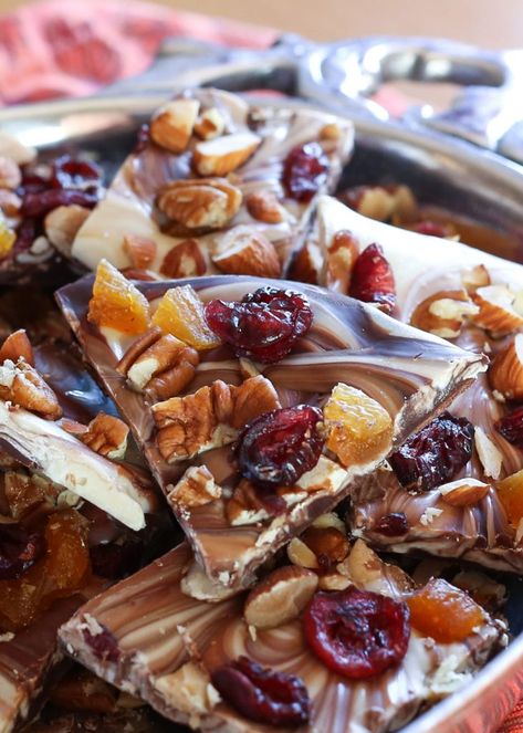 Xmas Bark, Choc Bark, Fruit And Nut Chocolate, Baked Gifts, Seasoned Nuts, Best Fudge Recipe, Bark Recipes, Christmas Bark, Edible Christmas Gifts