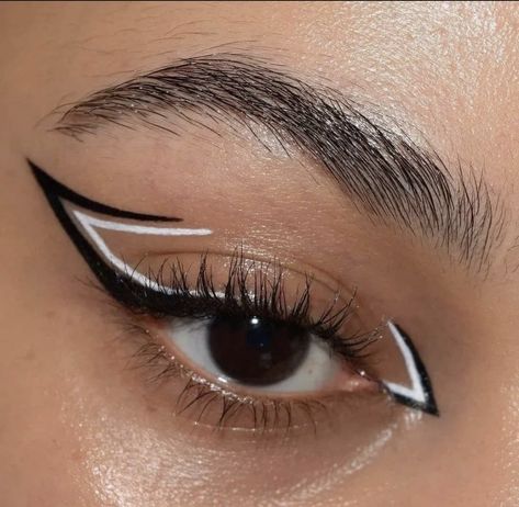 Creative Eyeliner, White Eyeliner Makeup, Black And White Makeup, Holloween Makeup, Eyeliner Designs, Cute Eye Makeup, Graphic Makeup, Makeup For Black Skin, Graphic Eyeliner