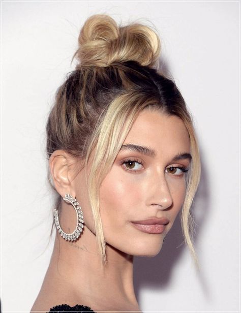 Hairstyles for parties 2023: trends and more than 60 photos Hailey Baldwin Style, Smink Inspiration, Party Hairstyles, Hailey Bieber, Clip In Hair Extensions, Celebrity Hairstyles, Bridesmaid Hair, Hair Updos, Dark Hair